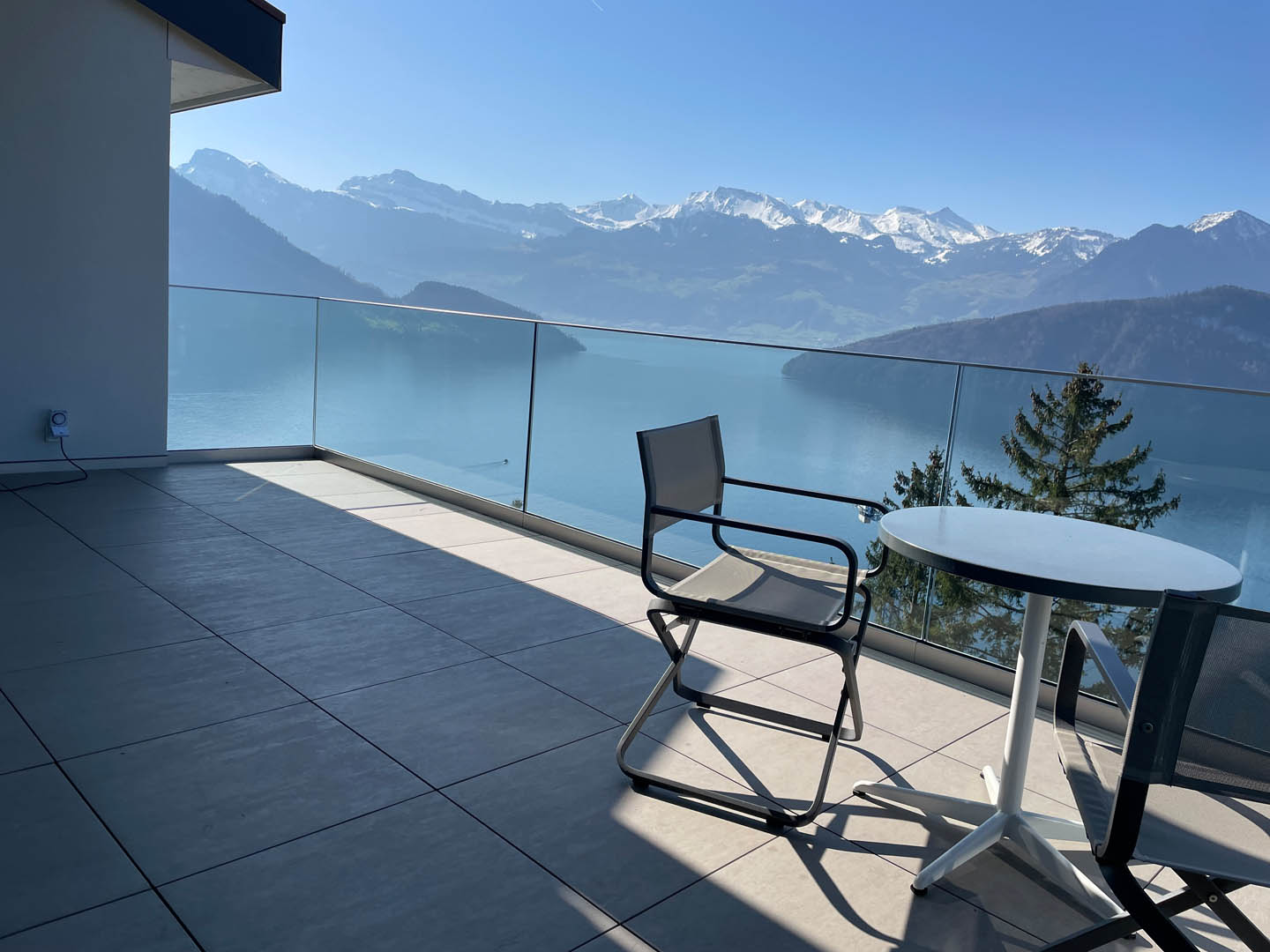 Eingespanntes Glasgeländer Aussenbereich