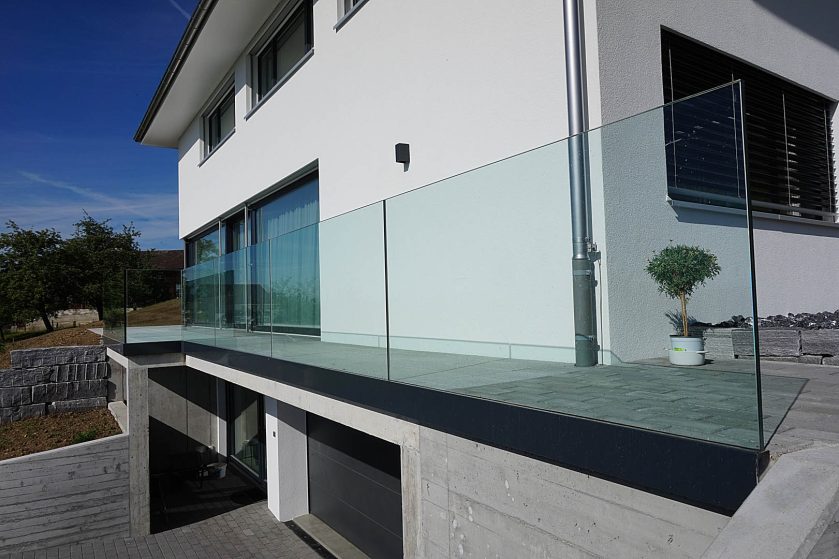 Eingespanntes Glasgeländer Aussenbereich